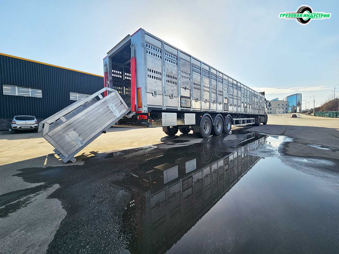 Отгрузка 2-го полуприцепа скотовоза Тонар 9887 в г. Реутов Отгрузка 2-го полуприцепа скотовоза Тонар 9887 в г. Реутов