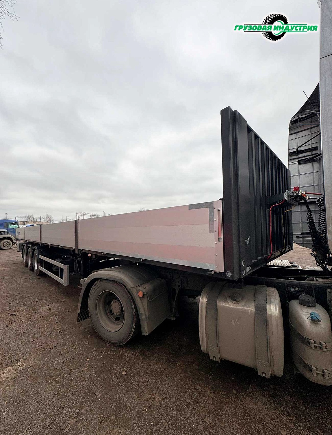 Отгрузка полуприцепа бортовая платформа Тонар B3-13К в Москву 14.11.25